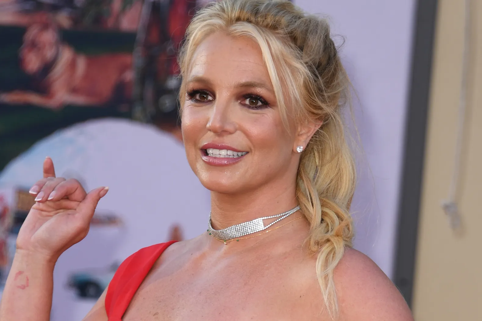 Britney Spears checks into rehab after DUI arrest