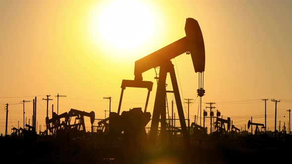 Oil Climbs to $108 as Tensions Keep Supply Tight