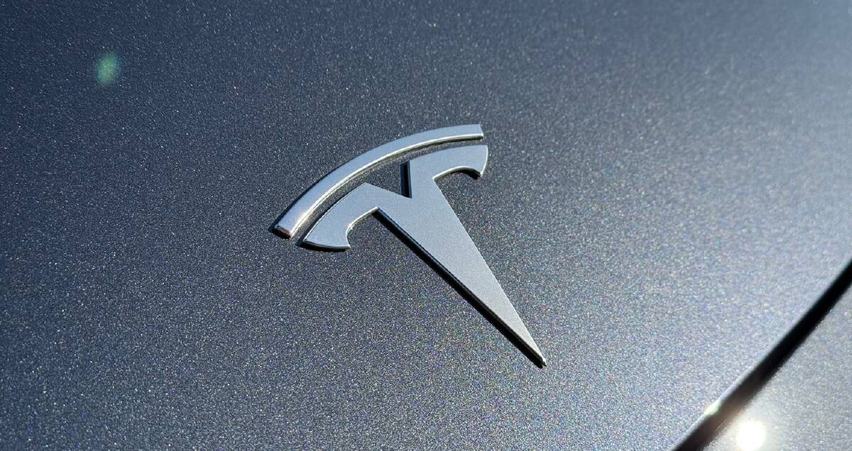 Tesla adds streaks and other stats to track how often drivers use Full Self-Driving software