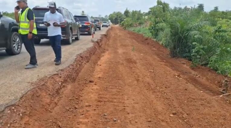 Roads Minister confronts contractor over ‘unacceptable’ delays on Techiman–Wenchi road