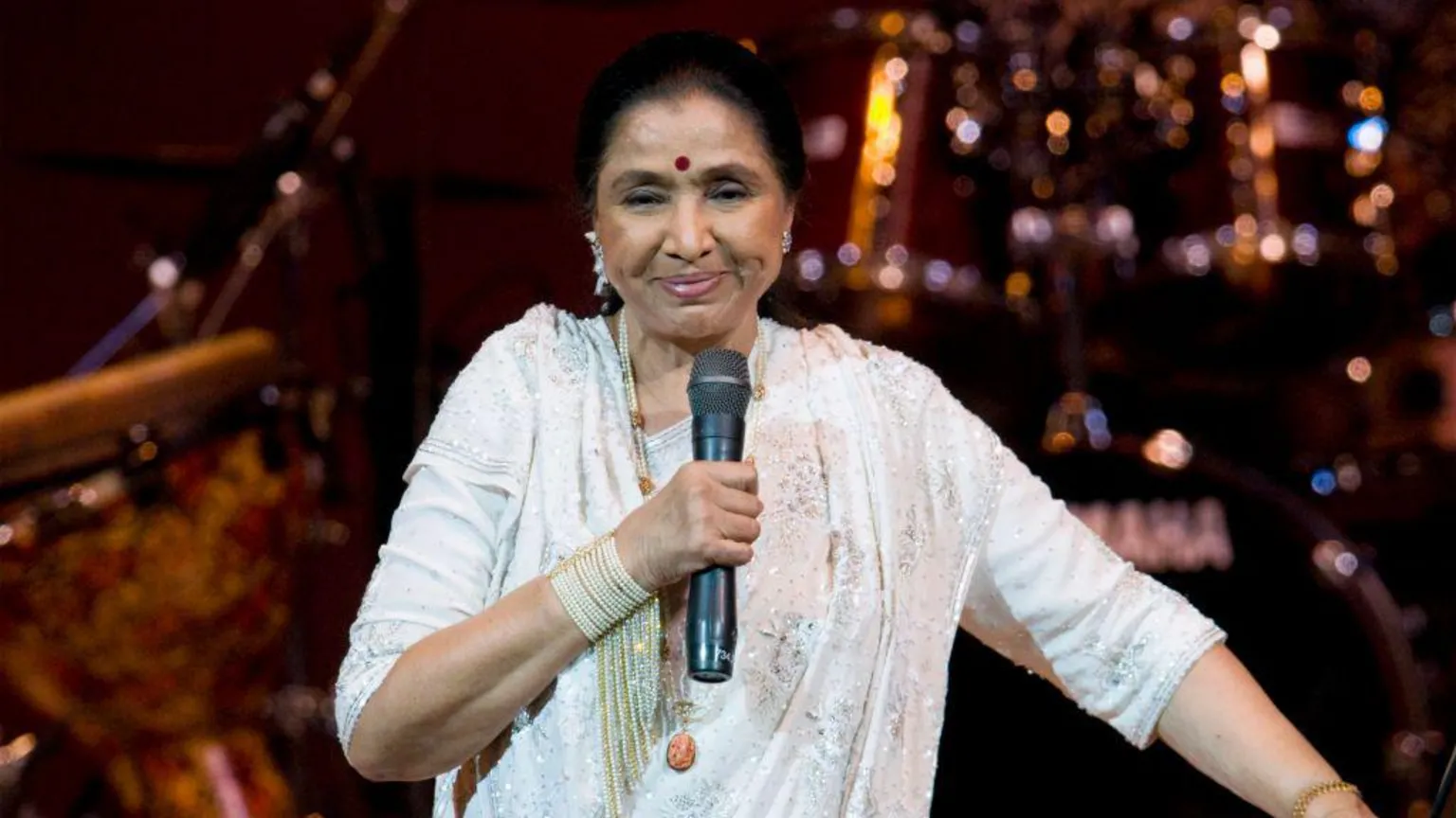 Asha Bhosle: The sound of Bollywood dies aged 92